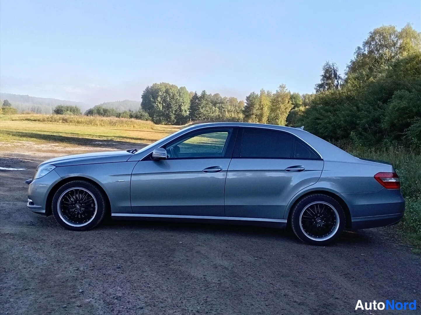 Harmaa Mercedes-Benz E Blue 2011, sivulta, kuva 3