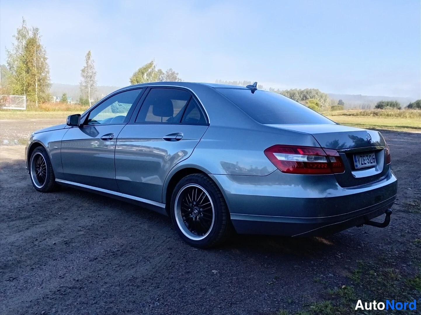 Harmaa Mercedes-Benz E Blue 2011, takaviisto, kuva 5