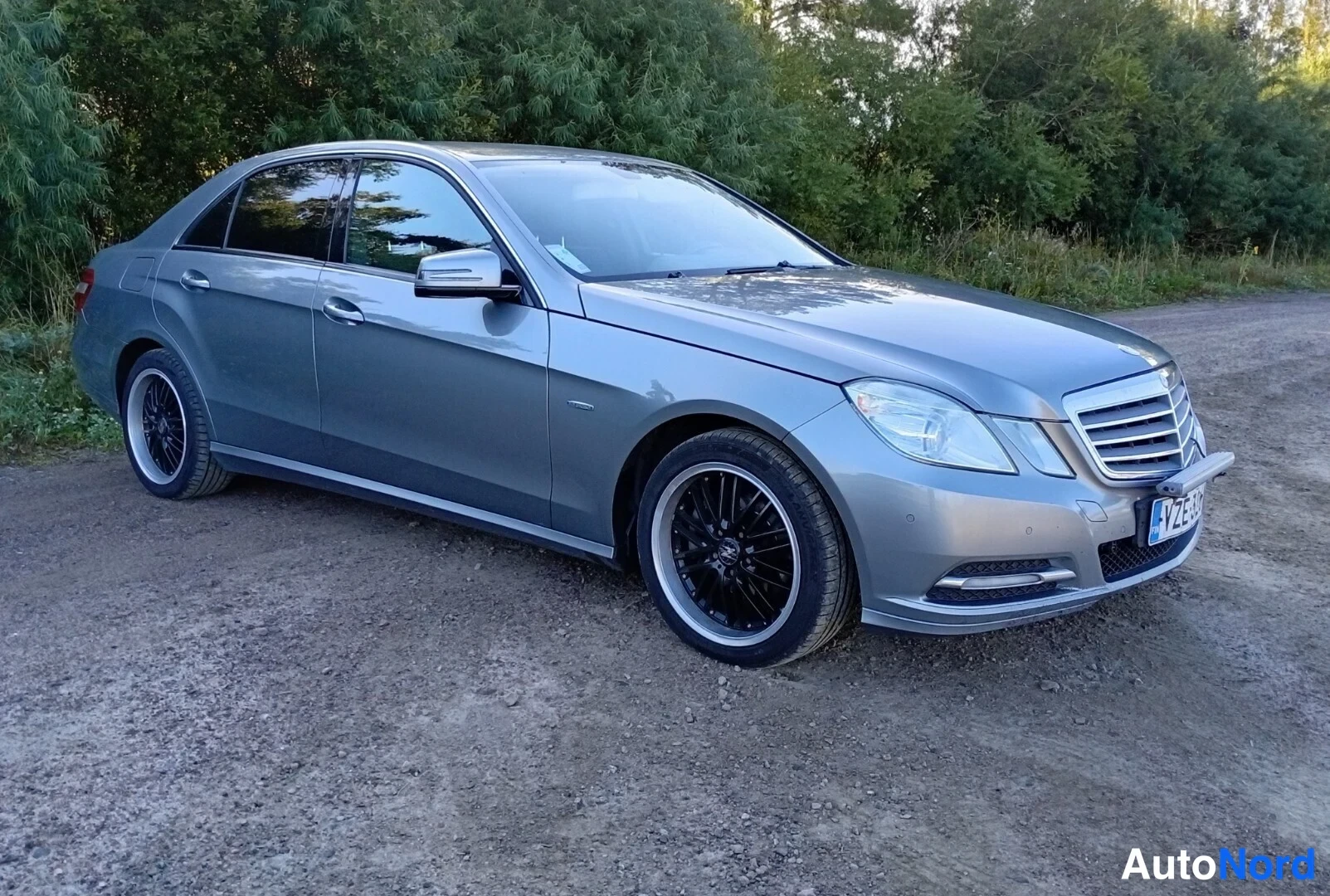 Harmaa Mercedes-Benz E Blue 2011, etuviisto, keula oikealle, kuva 2