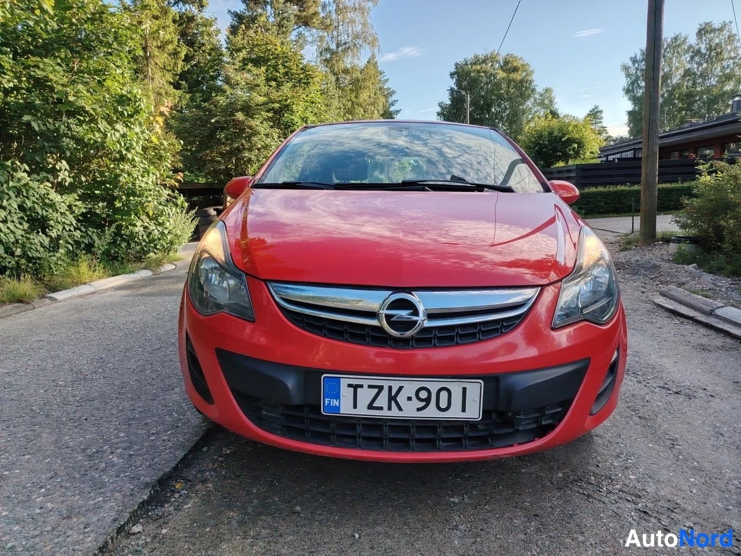 Punainen Opel Corsa 2015, edestä, kuva 4