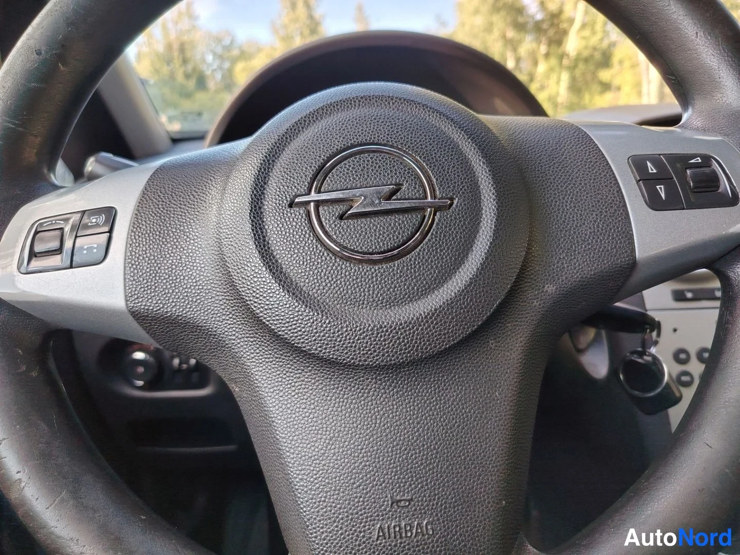 Punainen Opel Corsa 2015, yksityiskohta, kuva 14