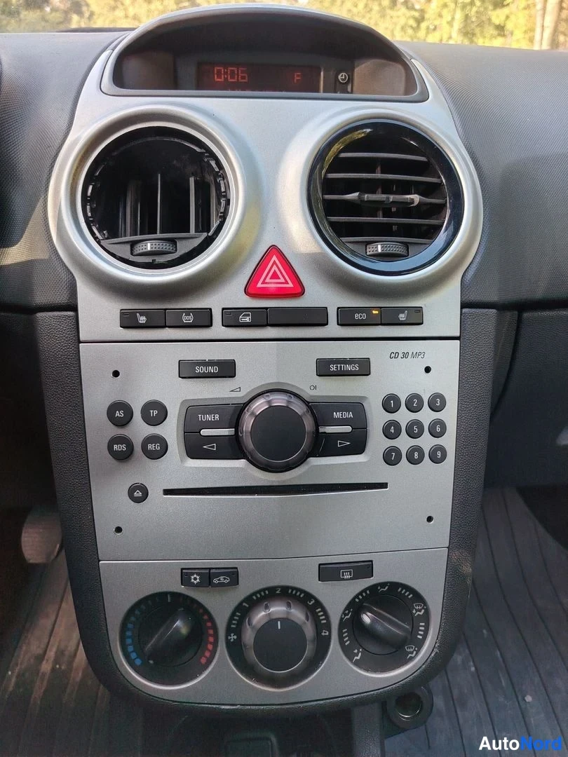 Punainen Opel Corsa 2015, yksityiskohta, kuva 15