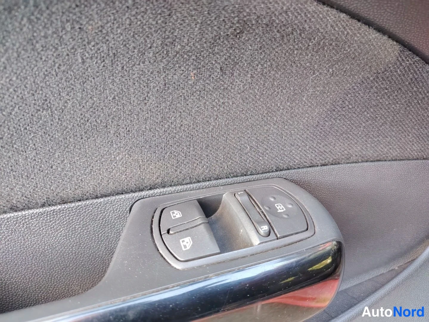 Punainen Opel Corsa 2015, yksityiskohta, kuva 16