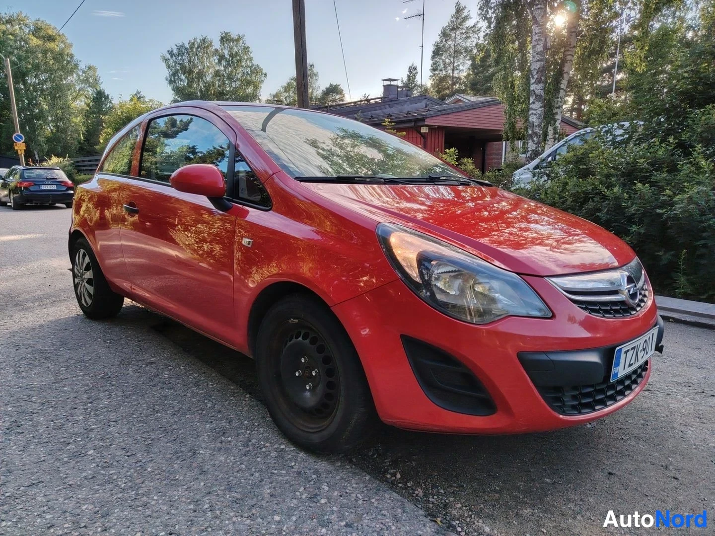 Punainen Opel Corsa 2015, etuviisto, keula oikealle, kuva 2