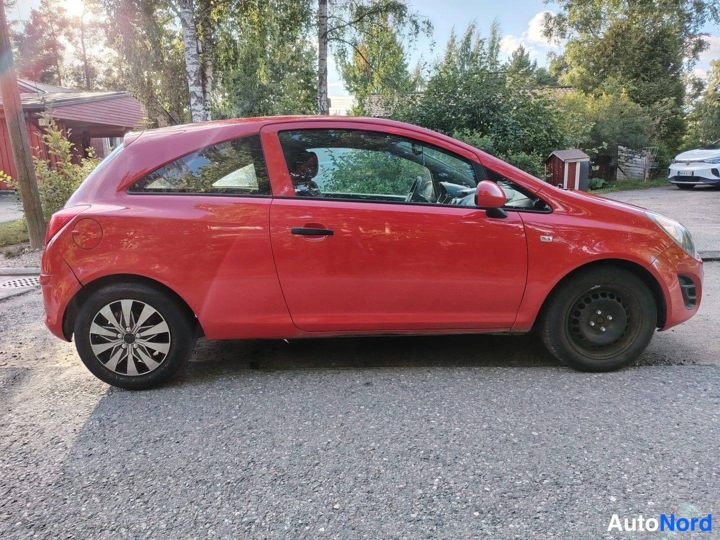 Punainen Opel Corsa 2015, etuviisto, keula oikealle, kuva 3