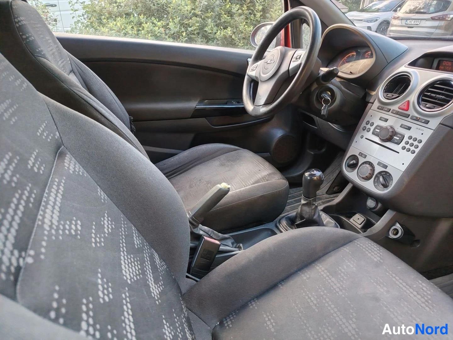 Punainen Opel Corsa 2015, ohjaamo, kuva 8