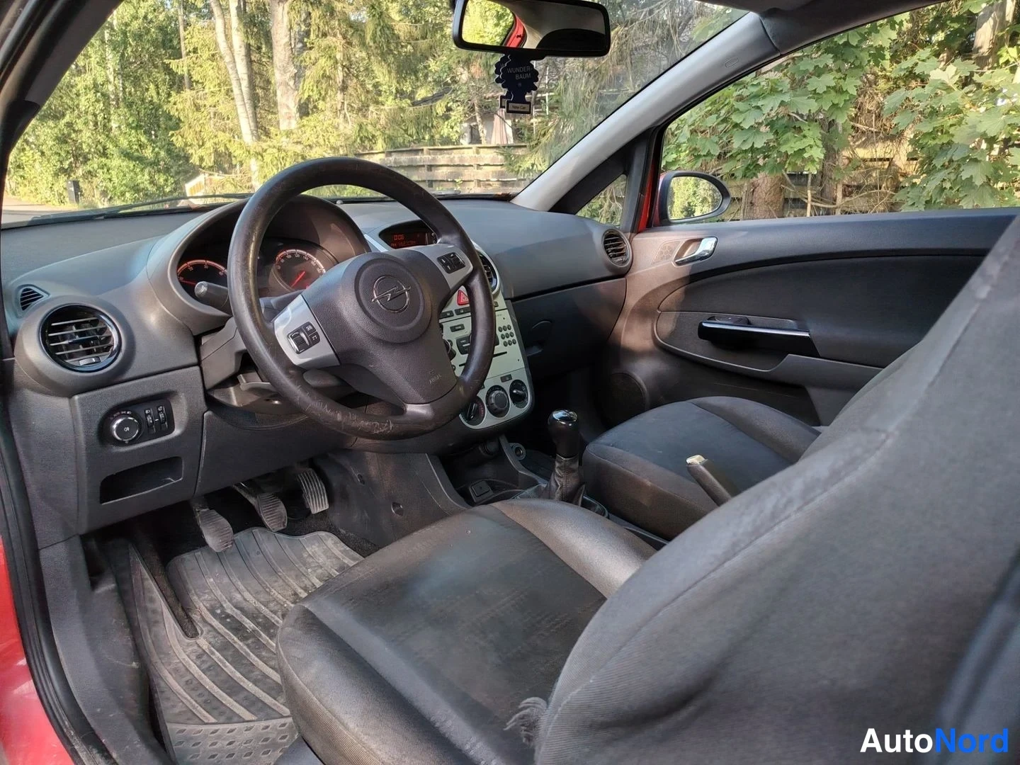 Punainen Opel Corsa 2015, ohjaamo, kuva 9