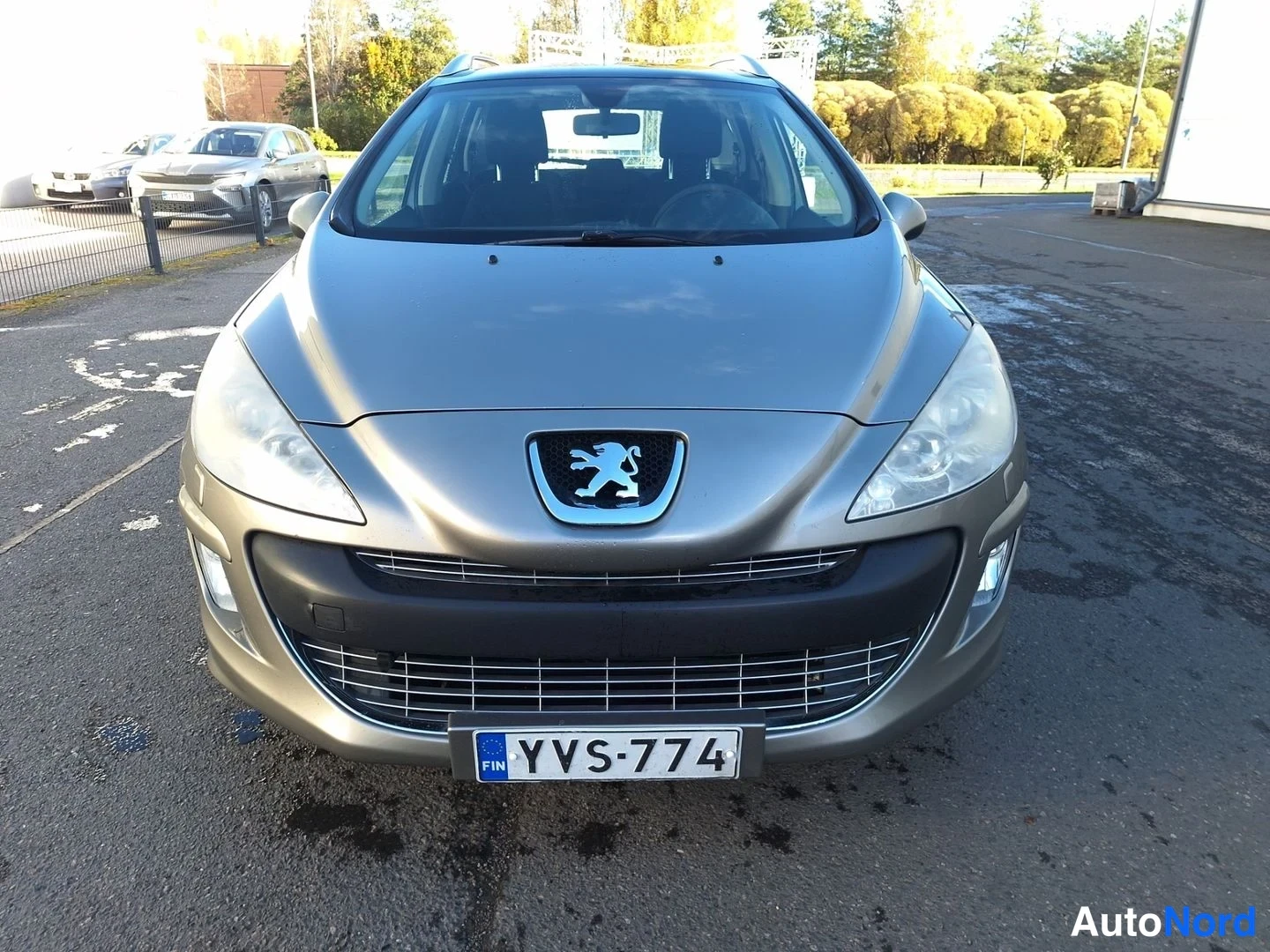 Ruskea Peugeot 308 2010, edestä, kuva 3