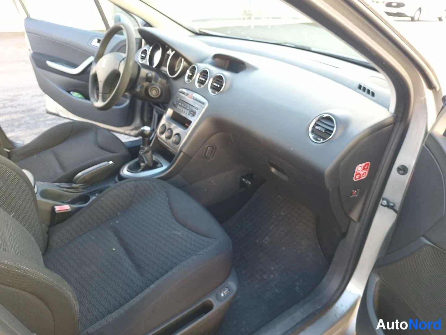 Ruskea Peugeot 308 2010, ohjaamo, kuva 10