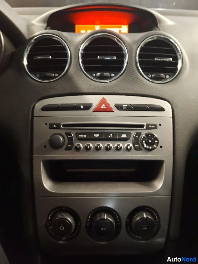 Ruskea Peugeot 308 2010, ohjaamo, kuva 11
