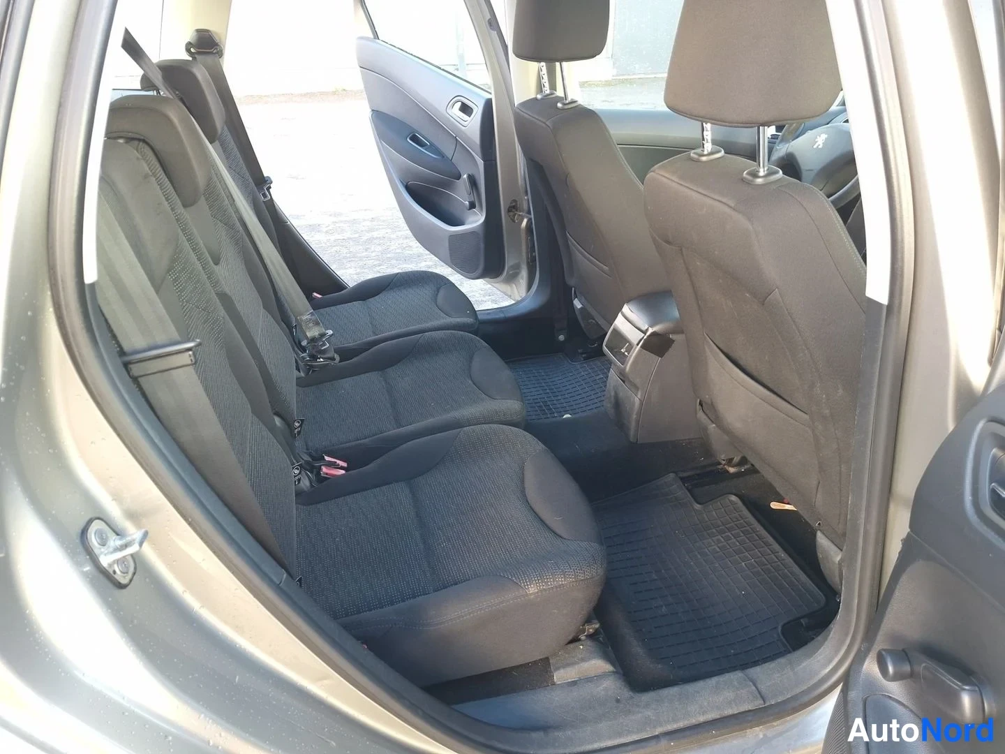 Ruskea Peugeot 308 2010, takaistuimet, kuva 13