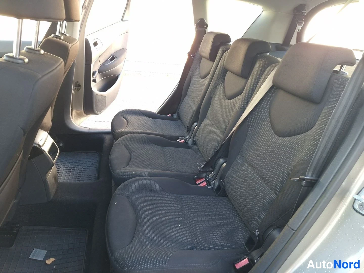 Ruskea Peugeot 308 2010, takaistuimet, kuva 14