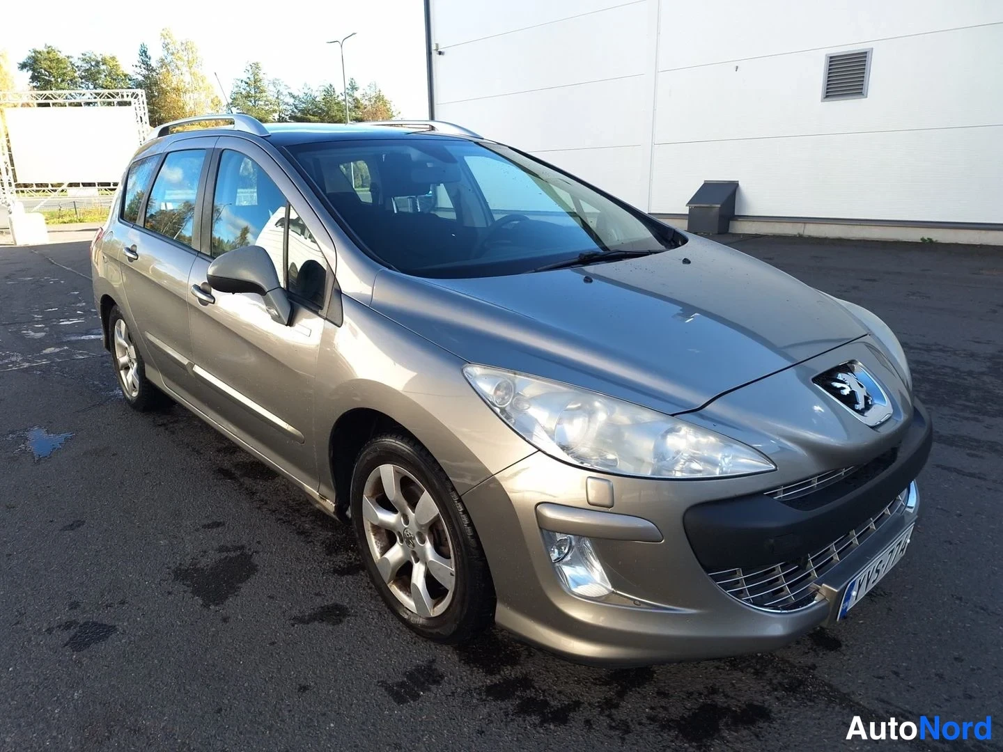 Ruskea Peugeot 308 2010, etuviisto, keula oikealle, kuva 2