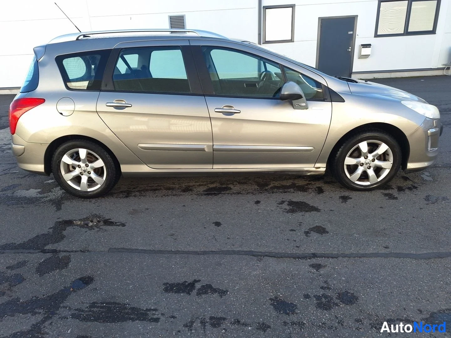 Ruskea Peugeot 308 2010, sivulta, kuva 5