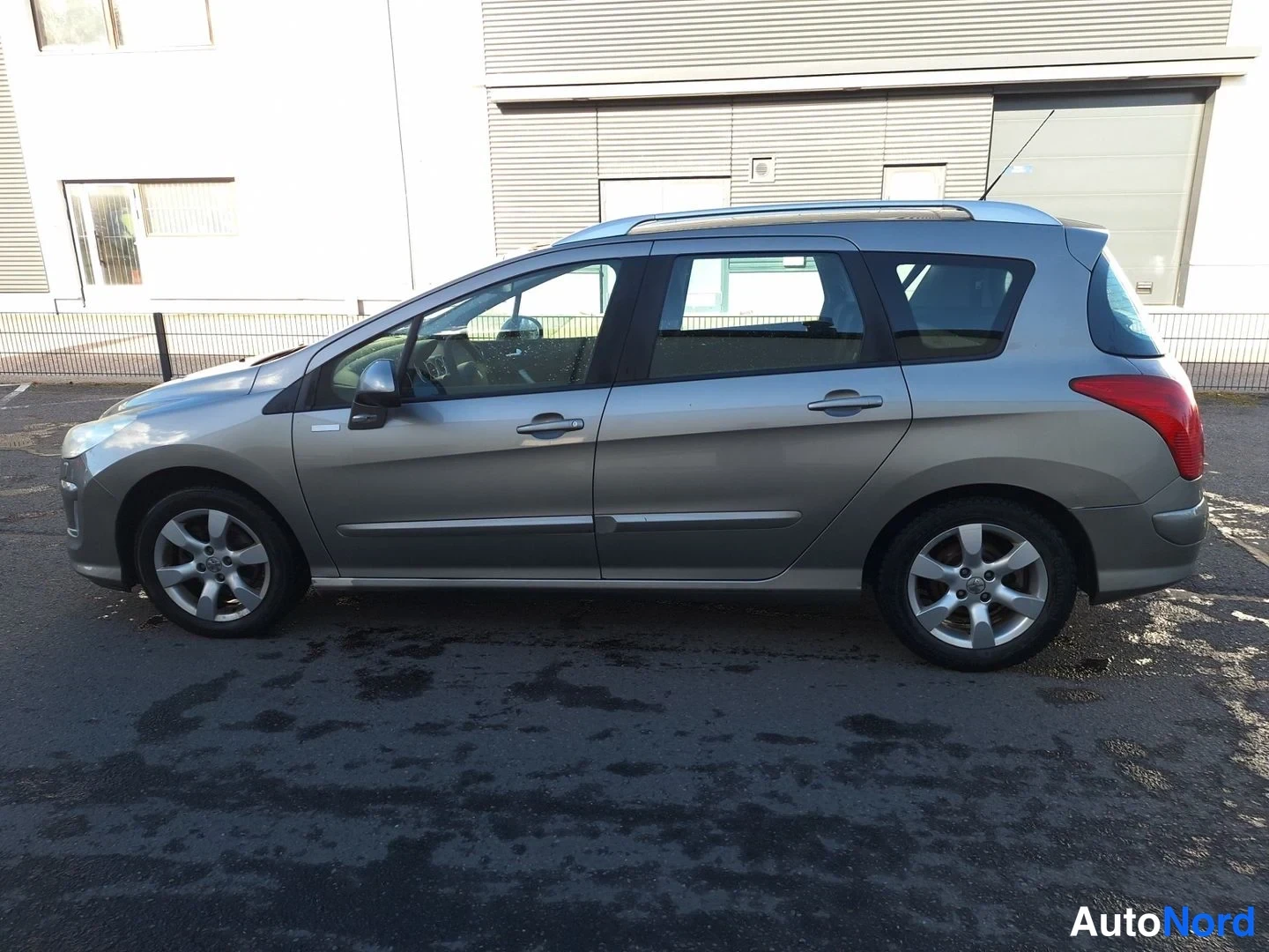 Ruskea Peugeot 308 2010, sivulta, kuva 4