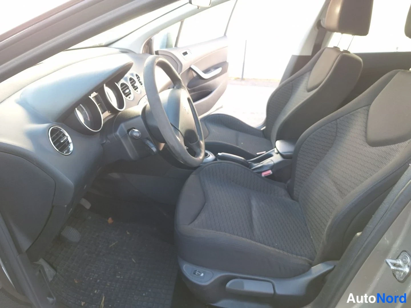 Ruskea Peugeot 308 2010, ohjaamo, kuva 12