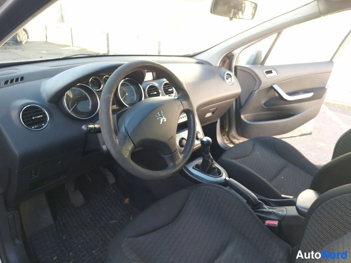 Ruskea Peugeot 308 2010, ohjaamo, kuva 8