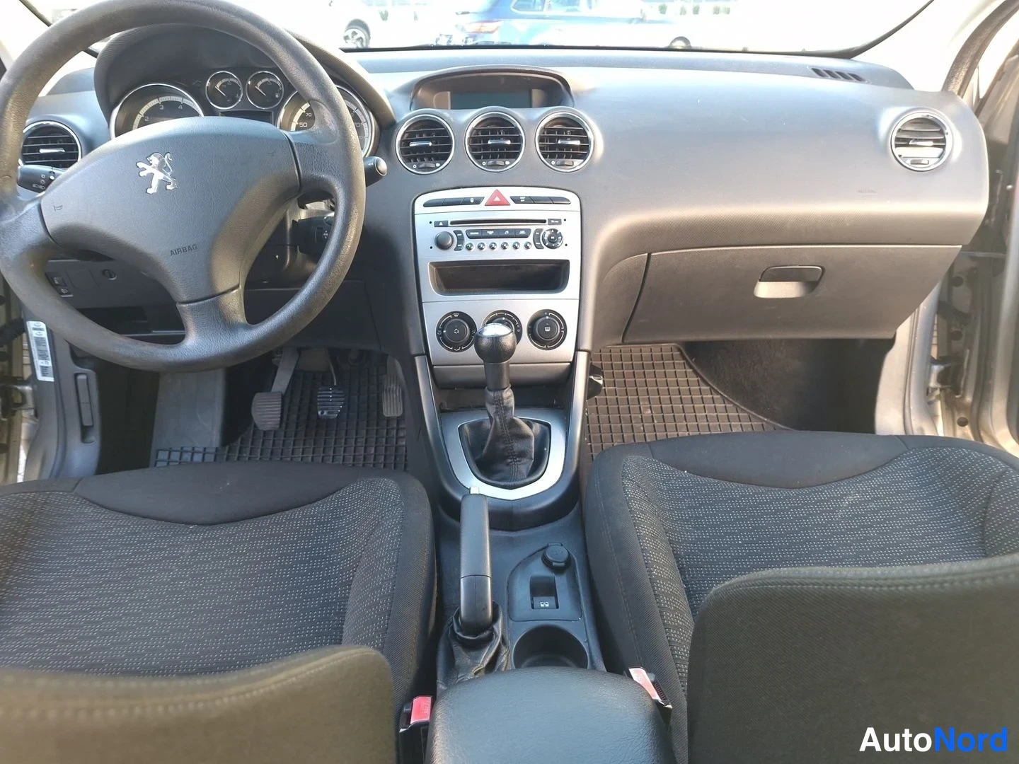 Ruskea Peugeot 308 2010, ohjaamo, kuva 9