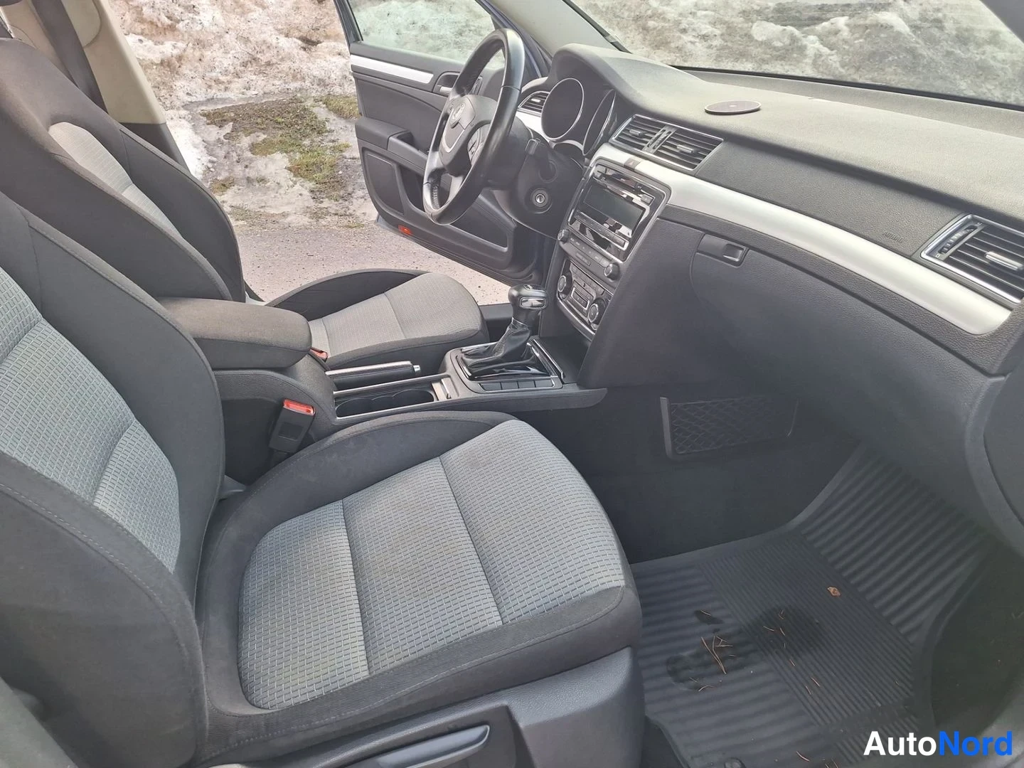 Sininen Skoda Superb 2011, etuistuimet, kuva 10