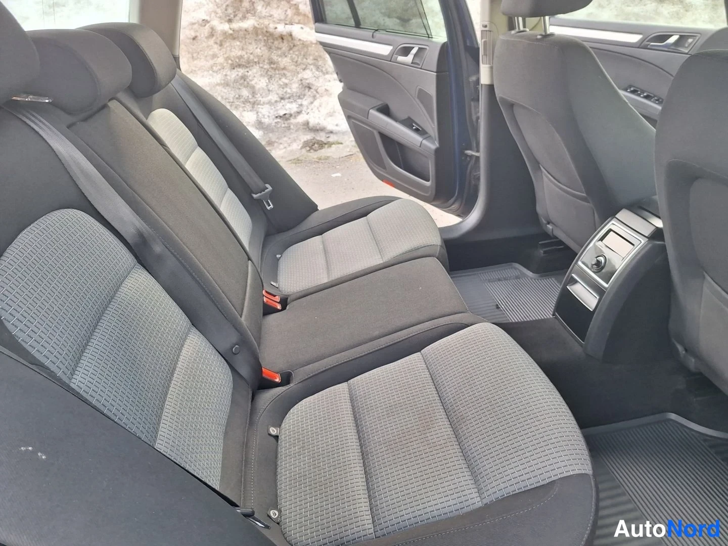 Sininen Skoda Superb 2011, takaistuimet, kuva 11