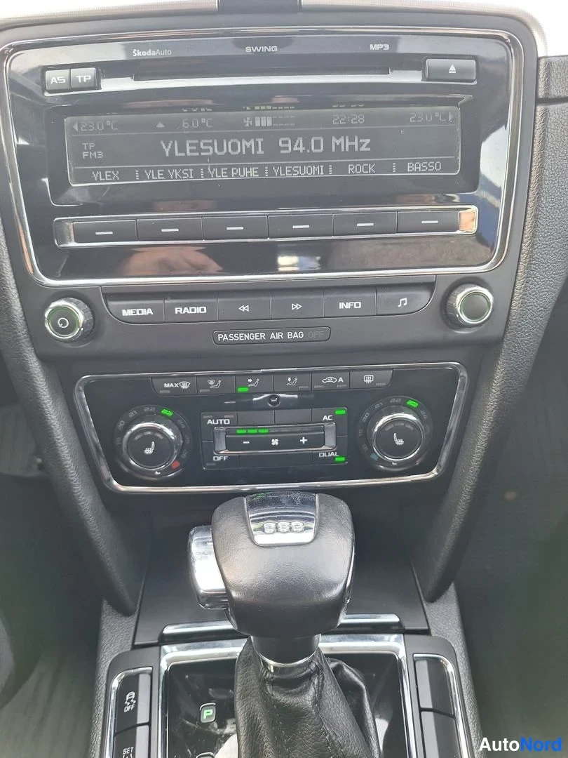 Sininen Skoda Superb 2011, yksityiskohta, kuva 14