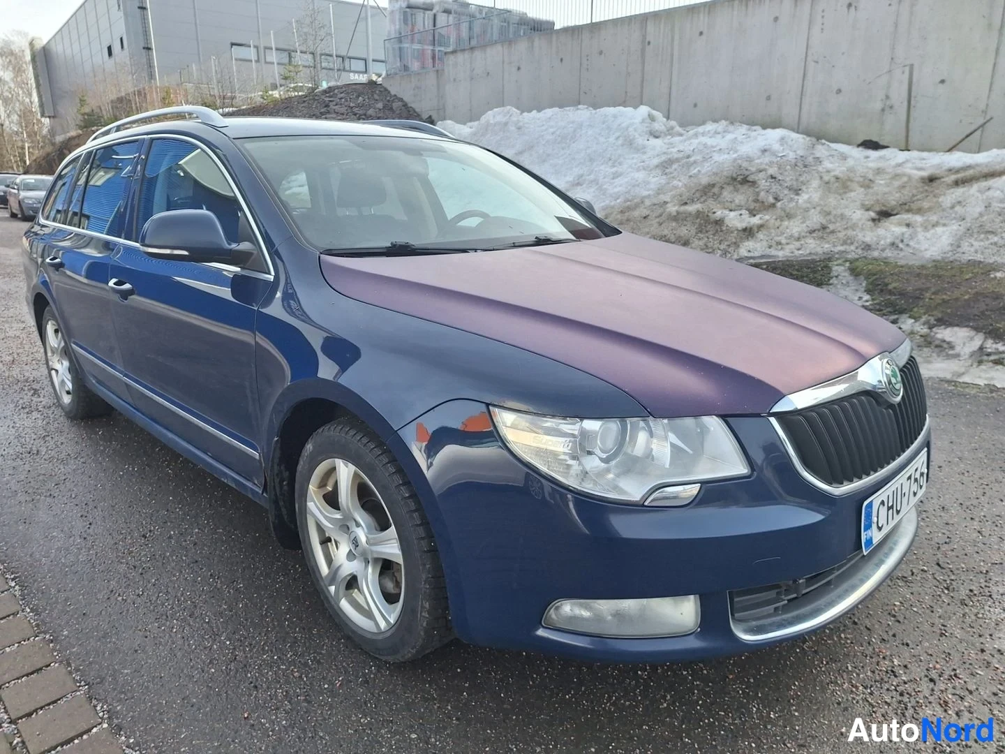 Sininen Skoda Superb 2011, etuviisto, keula oikealle, kuva 3