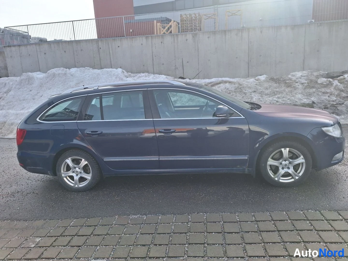 Sininen Skoda Superb 2011, sivulta, kuva 4