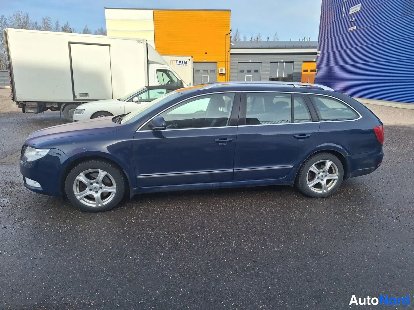 Sininen Skoda Superb 2011, etuviisto, keula vasemmalle, kuva 2