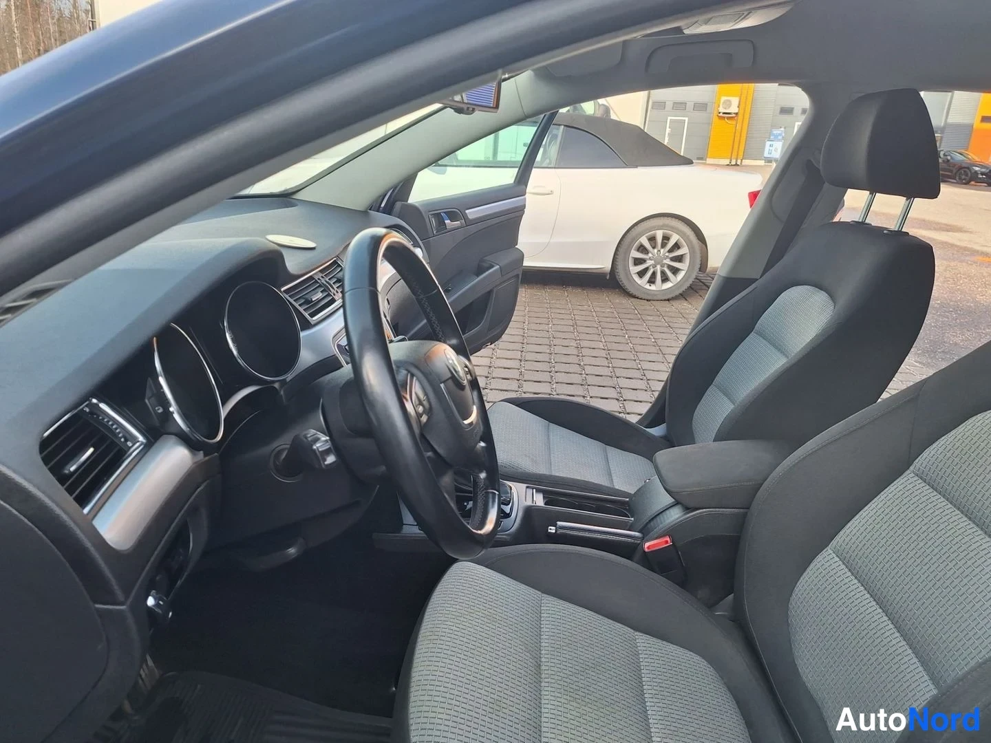 Sininen Skoda Superb 2011, ohjaamo, kuva 7