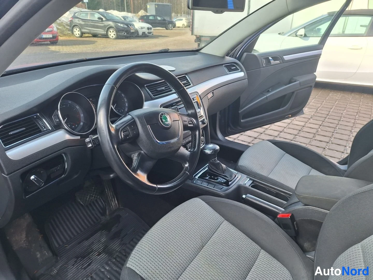 Sininen Skoda Superb 2011, ohjaamo, kuva 9
