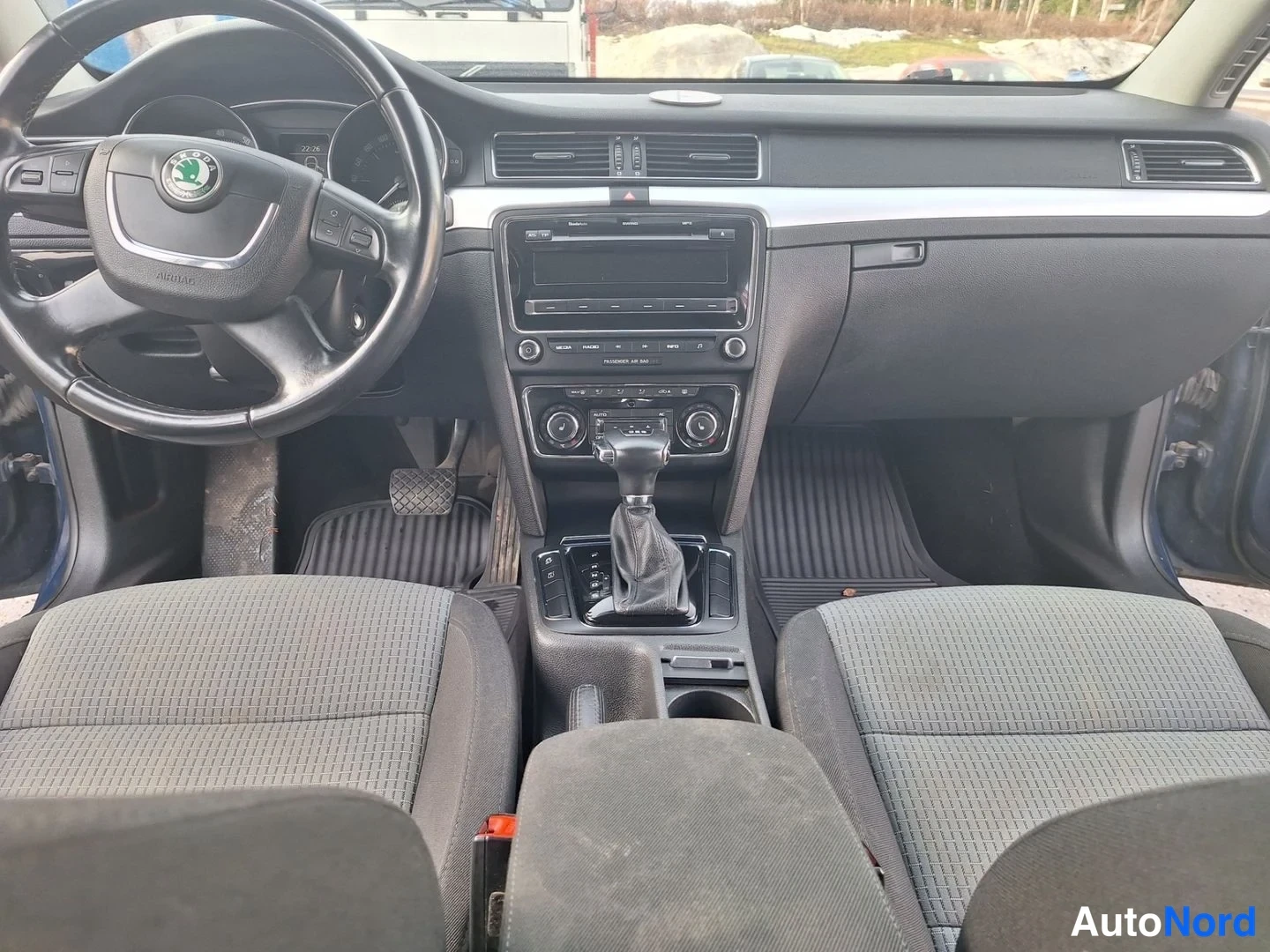 Sininen Skoda Superb 2011, ohjaamo, kuva 8