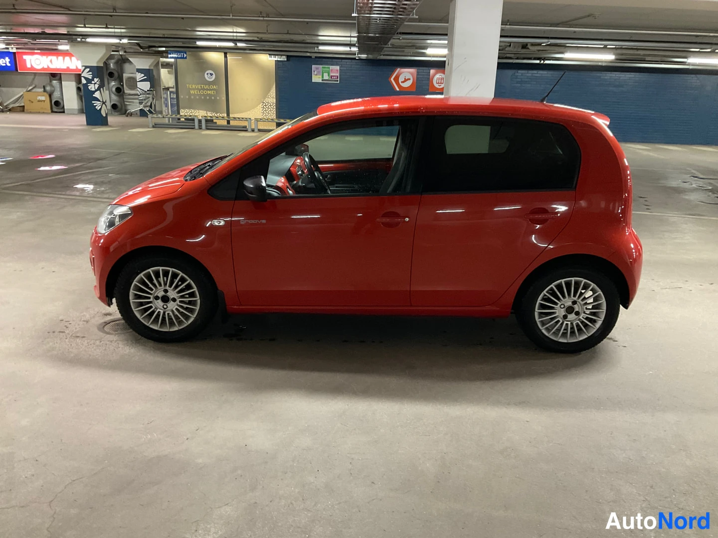 Punainen Volkswagen Up! 2015, kuva 25