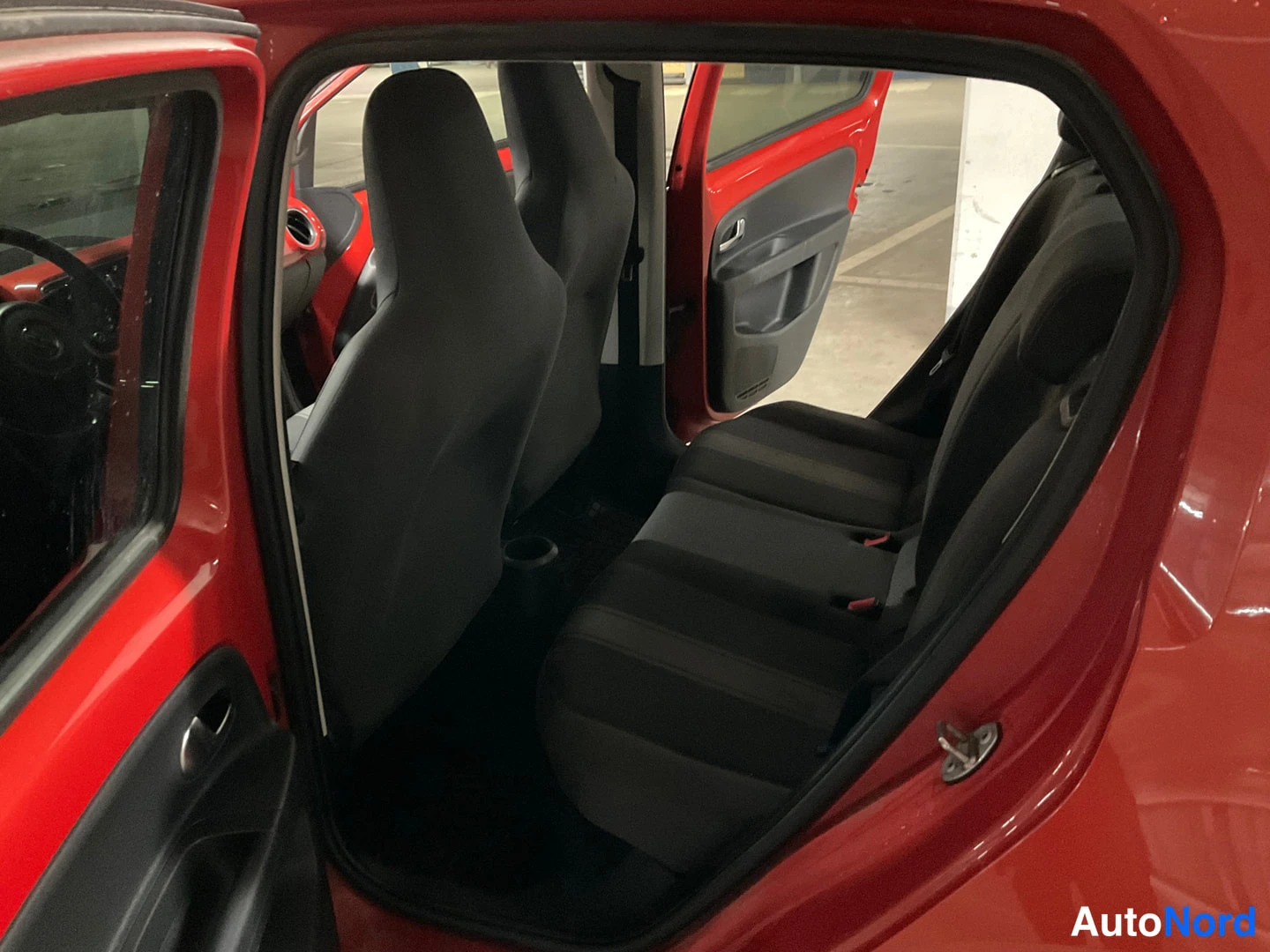 Punainen Volkswagen Up! 2015, takaistuimet, kuva 12