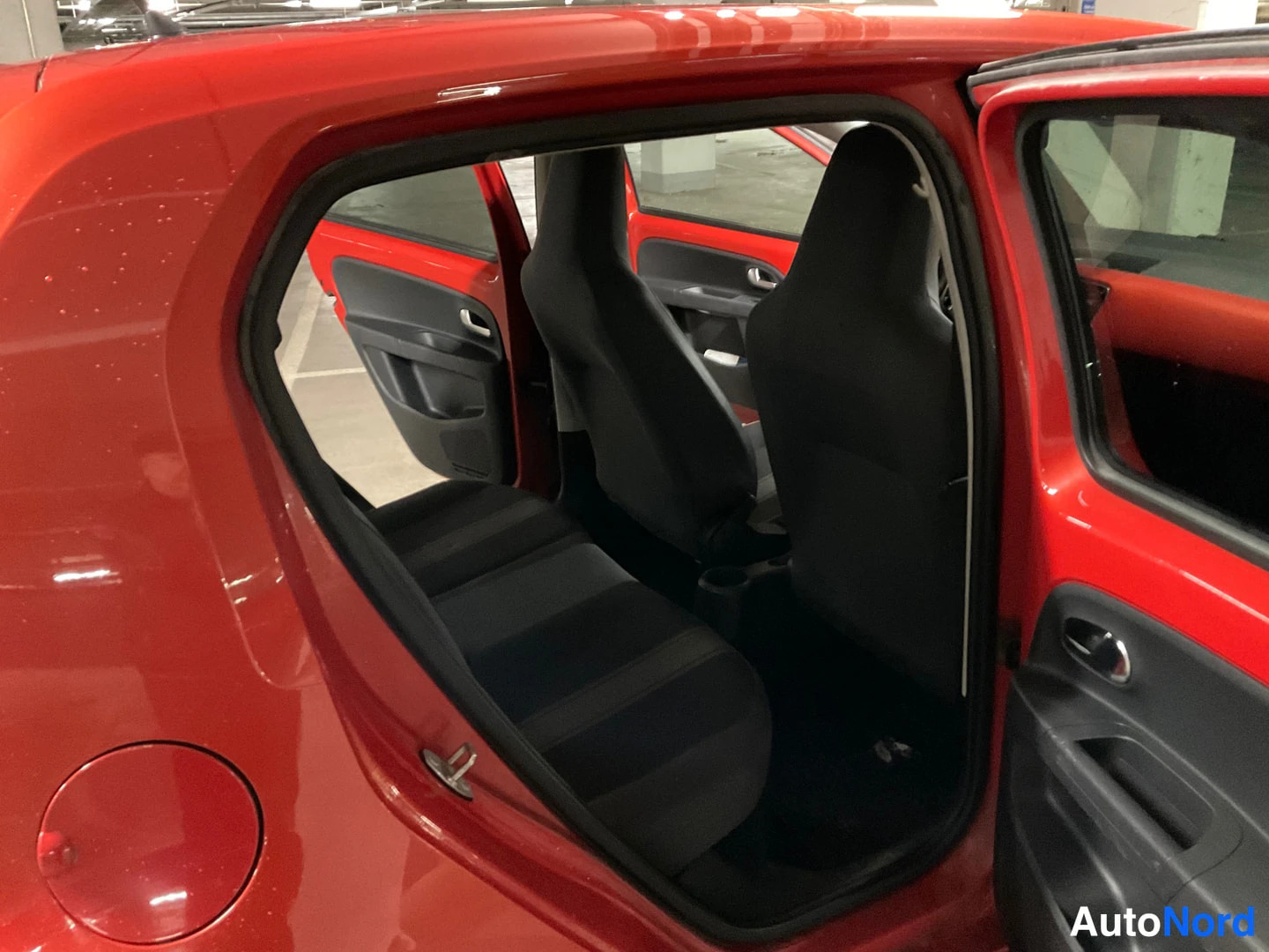 Punainen Volkswagen Up! 2015, takaistuimet, kuva 11