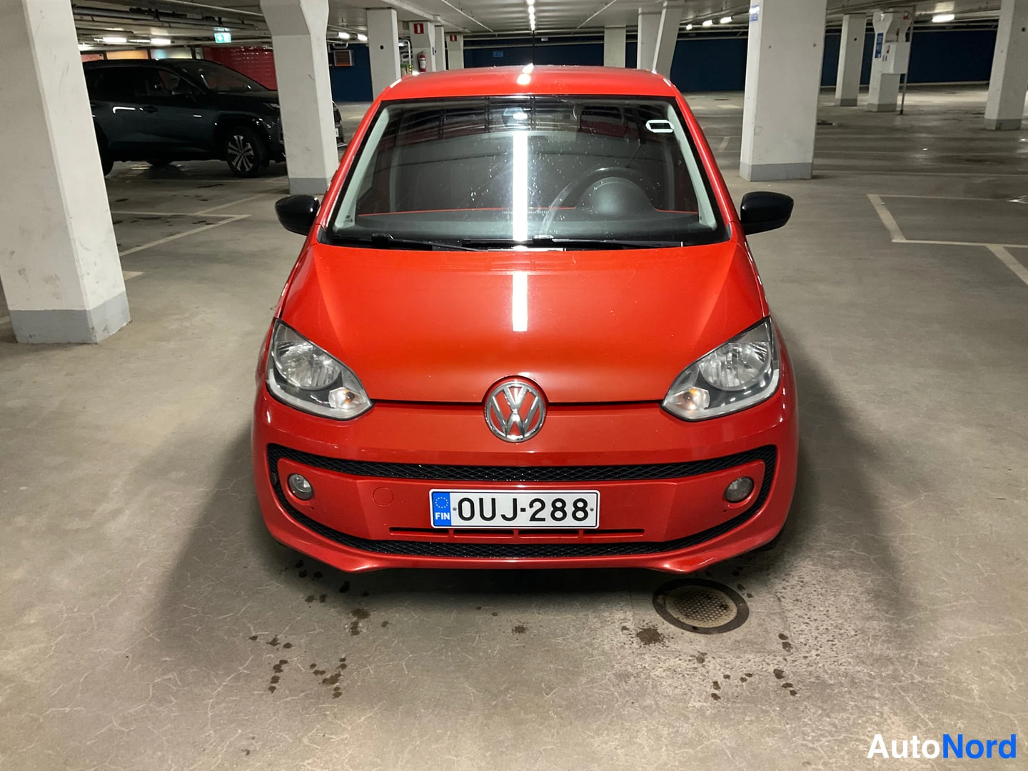 Punainen Volkswagen Up! 2015, edestä, kuva 5
