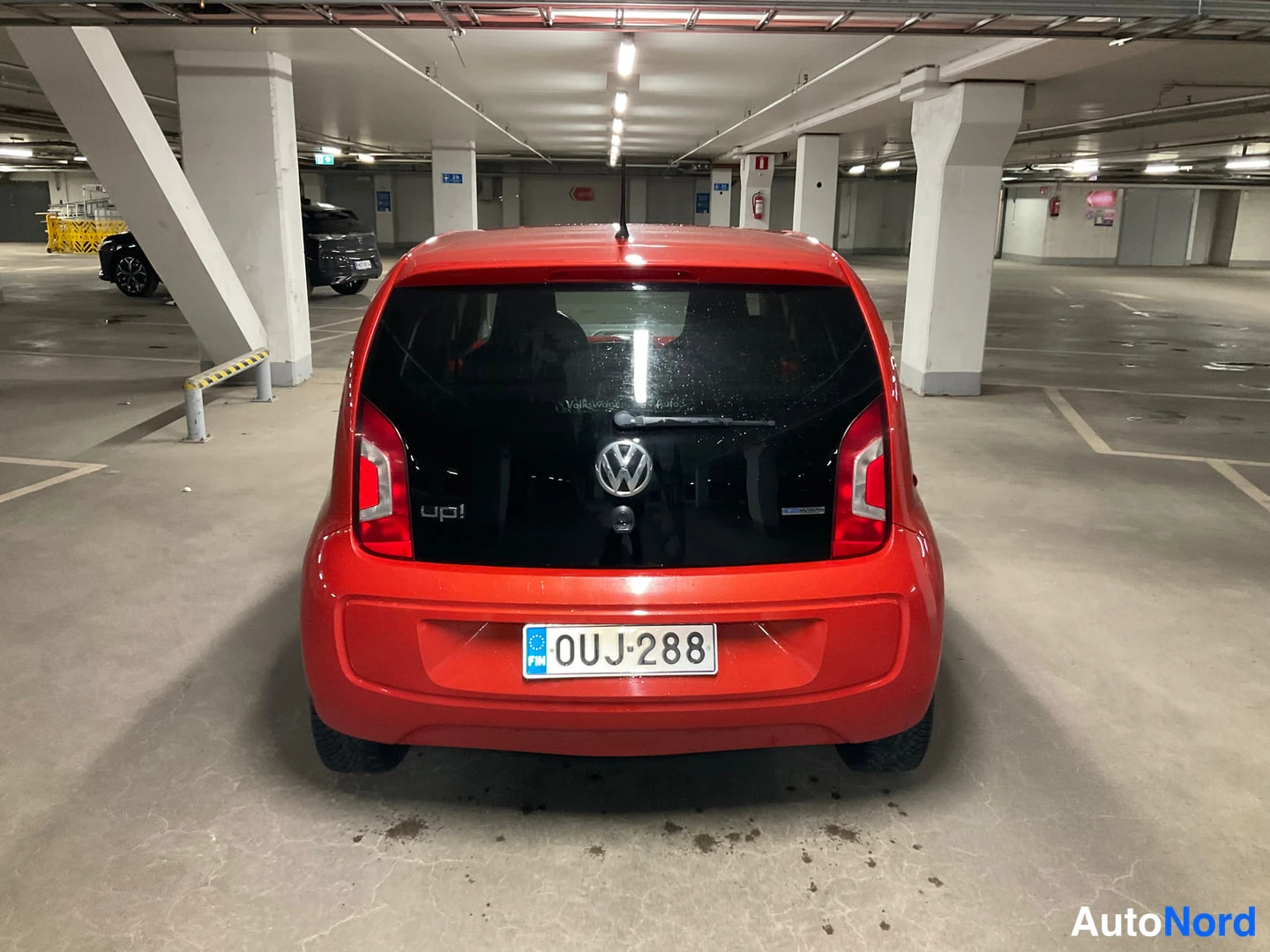 Punainen Volkswagen Up! 2015, takaa, kuva 8