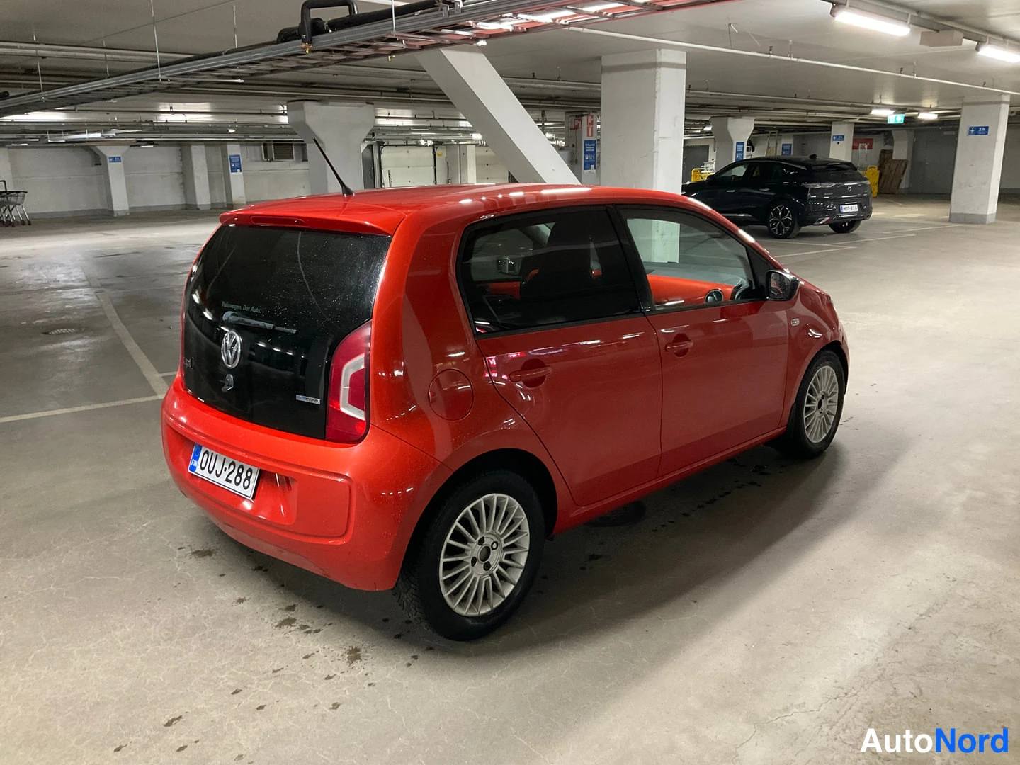 Punainen Volkswagen Up! 2015, takaviisto, kuva 7