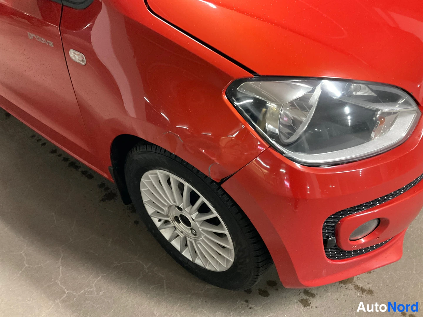 Punainen Volkswagen Up! 2015, etuviisto, keula oikealle, kuva 4