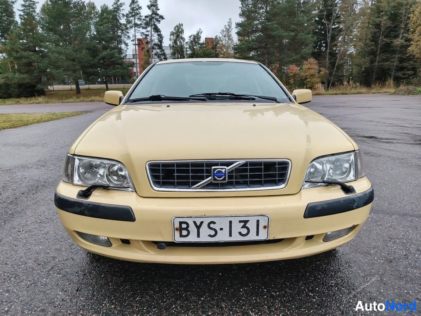 Keltainen Volvo S40 2001, edestä, kuva 5