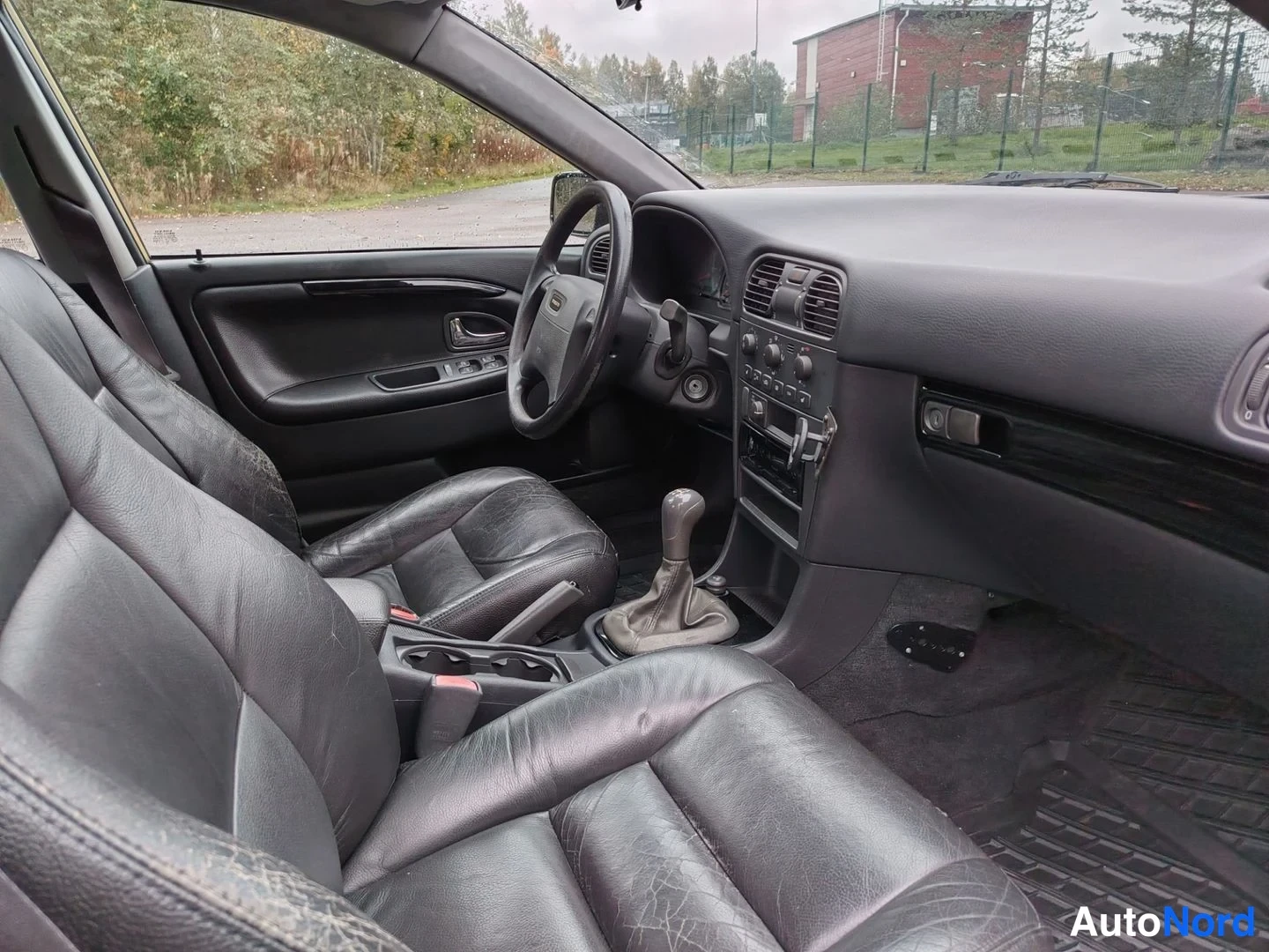 Keltainen Volvo S40 2001, ohjaamo, kuva 12