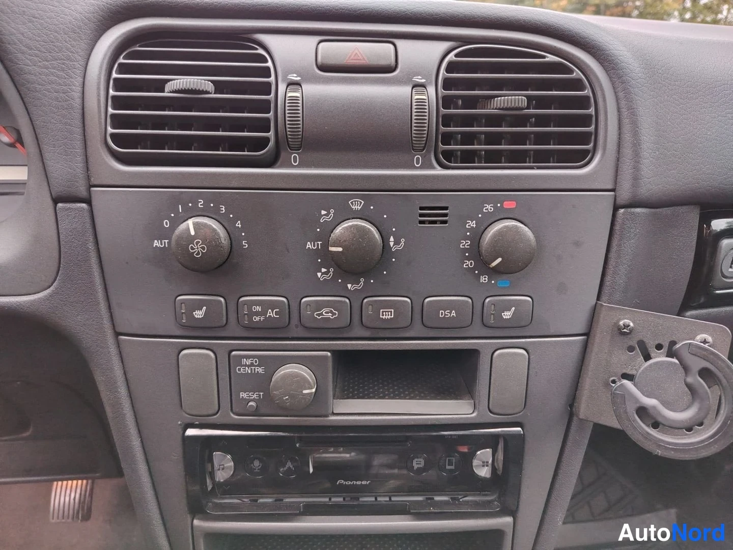 Keltainen Volvo S40 2001, yksityiskohta, kuva 18