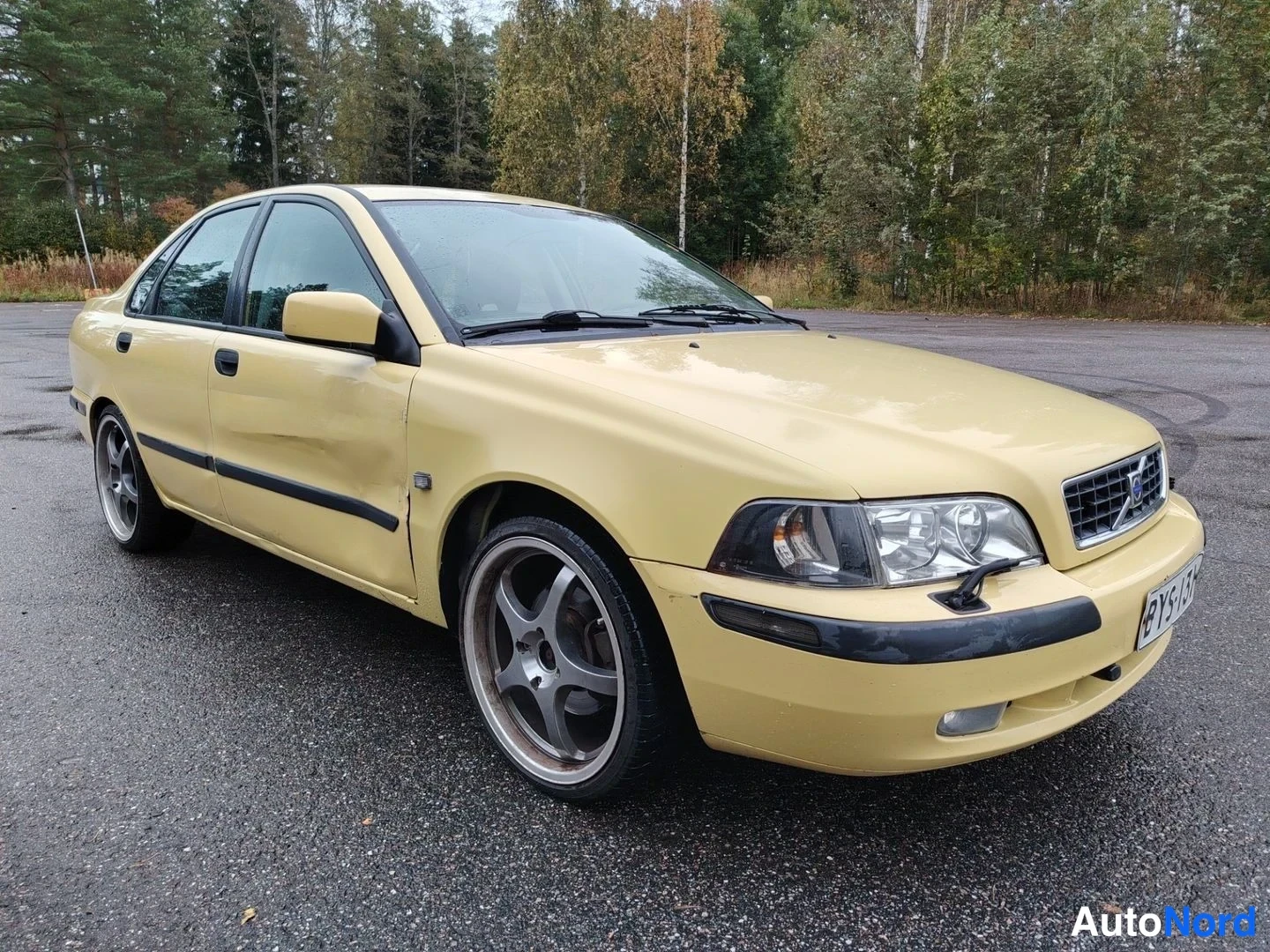 Keltainen Volvo S40 2001, etuviisto, keula oikealle, kuva 3