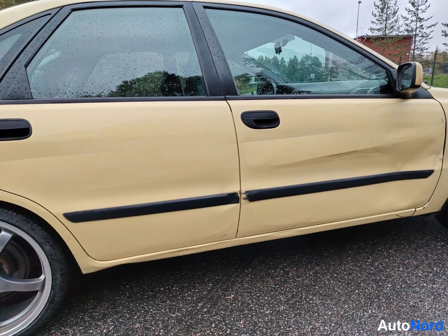 Keltainen Volvo S40 2001, sivulta, kuva 6