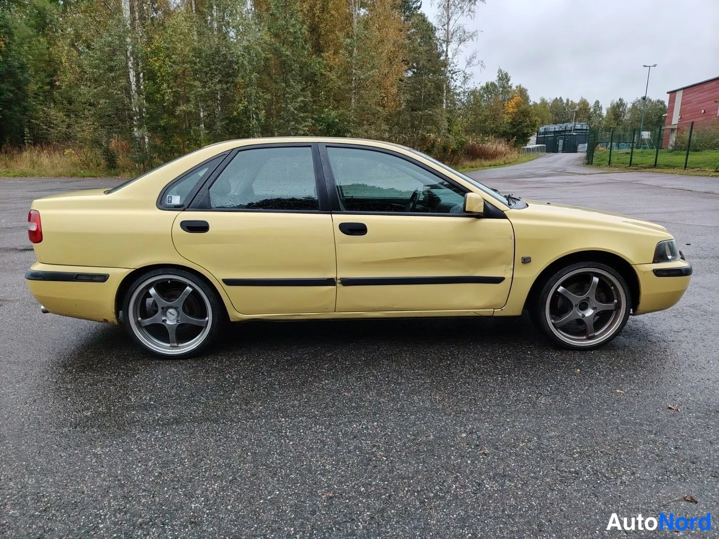 Keltainen Volvo S40 2001, etuviisto, keula oikealle, kuva 4
