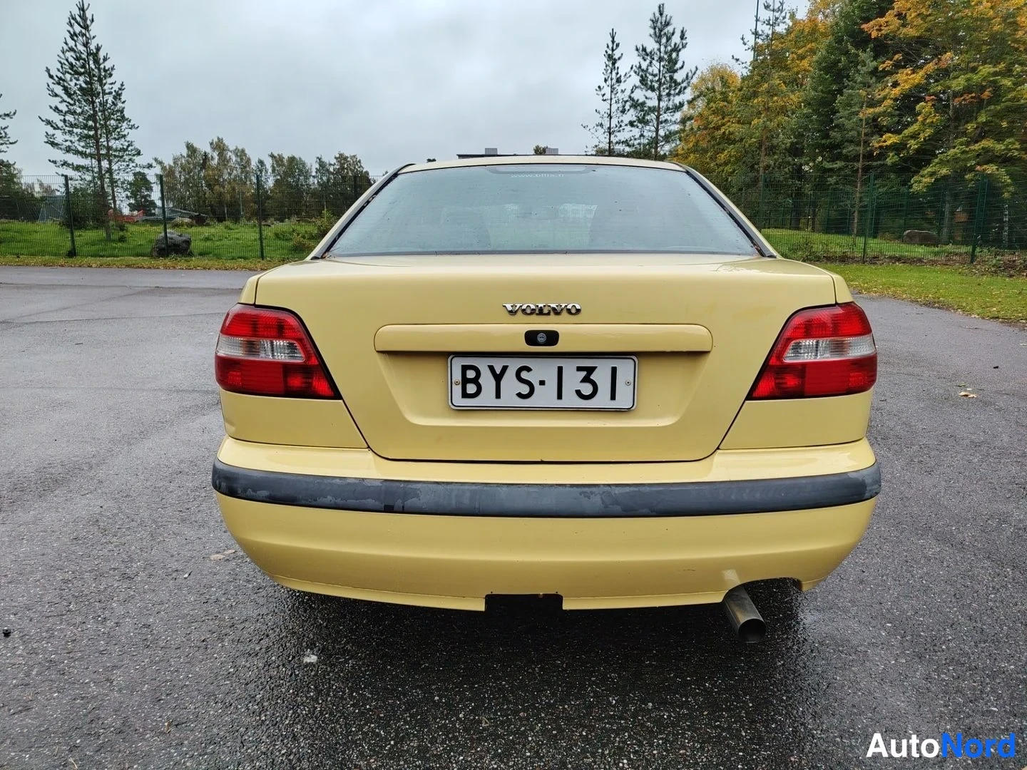 Keltainen Volvo S40 2001, takaa, kuva 9