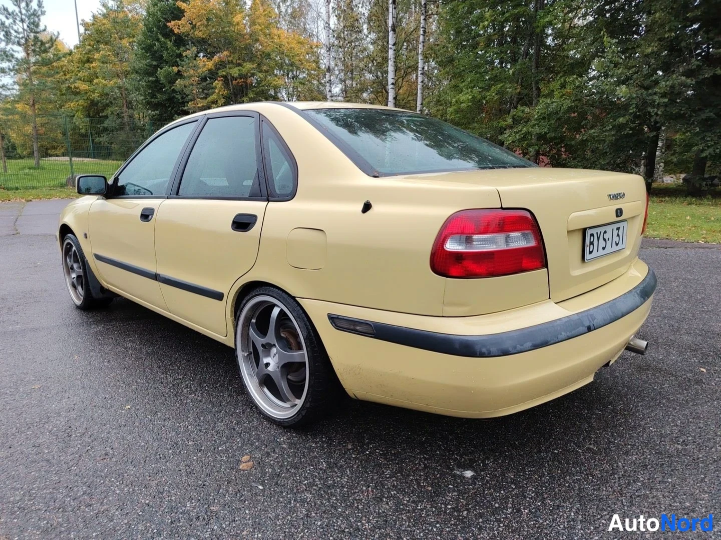 Keltainen Volvo S40 2001, takaviisto, kuva 8