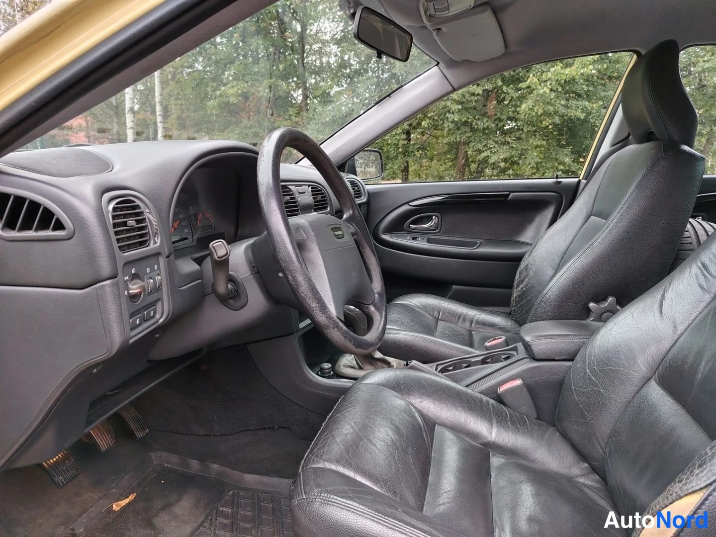 Keltainen Volvo S40 2001, ohjaamo, kuva 10