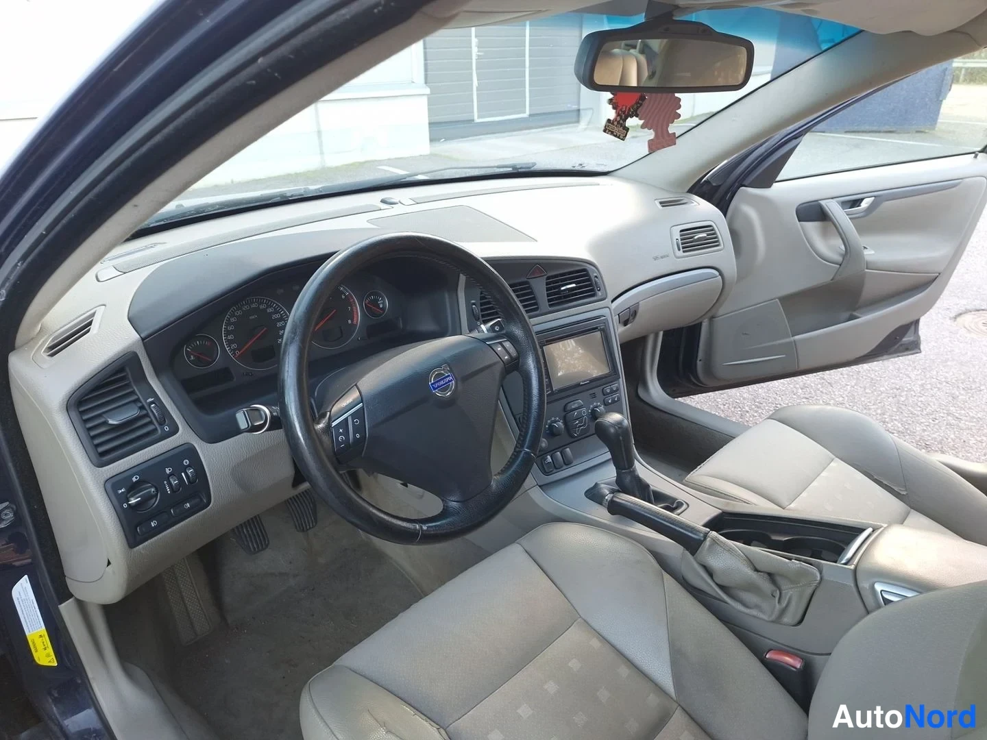Sininen Volvo S60 2007, ohjaamo, kuva 11
