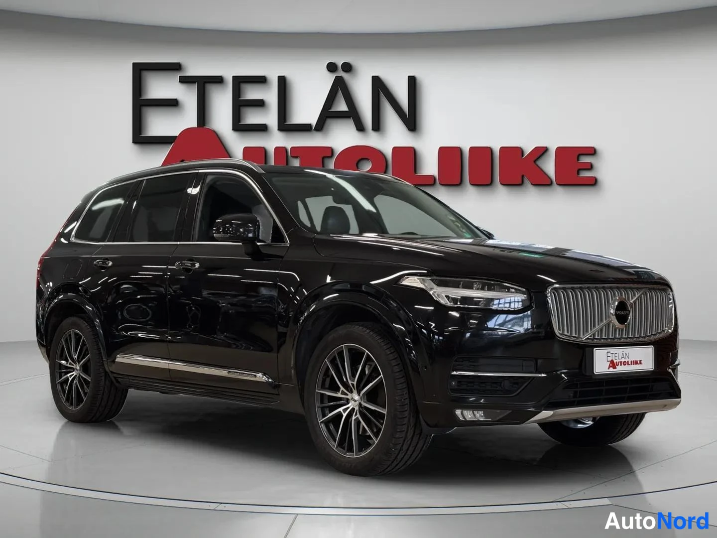 Musta Volvo XC90 2015, etuviisto, keula oikealle, kuva 2