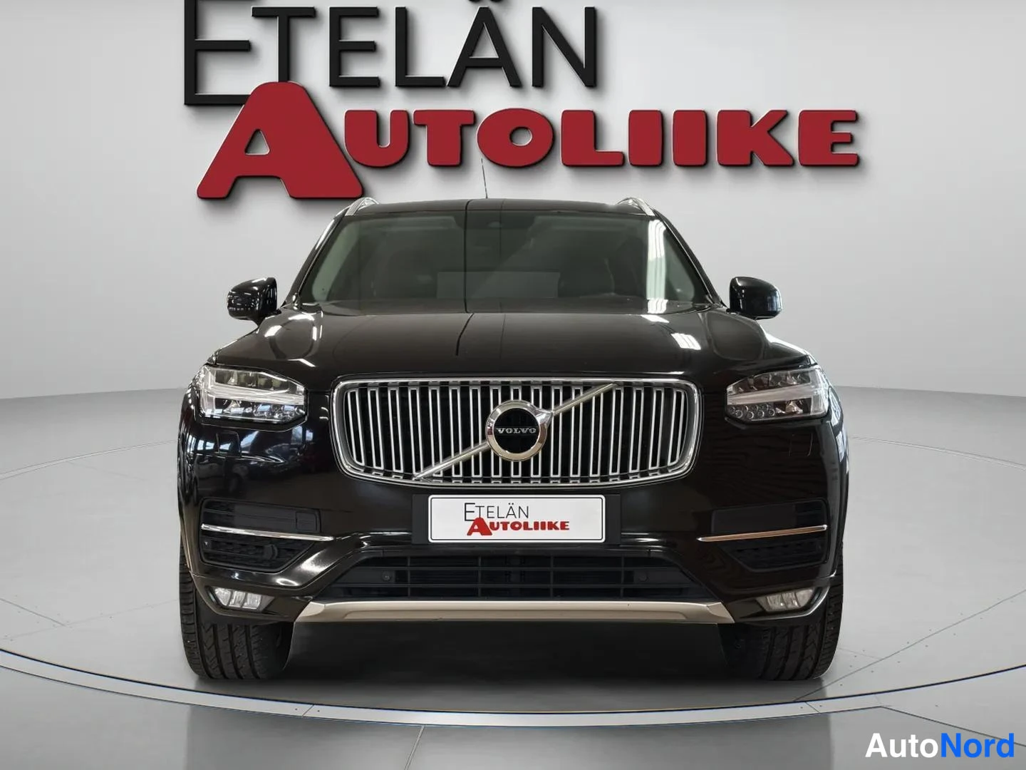 Musta Volvo XC90 2015, edestä, kuva 3